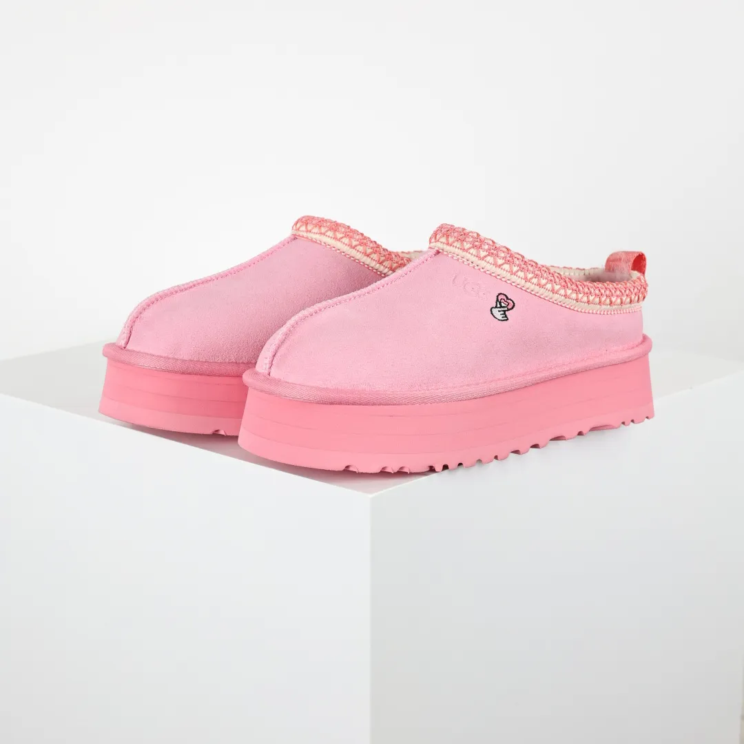 Copy price 💰560 Core recommendation of good price 5cm thick sole, independently developed original outsole, cashmere insole, keeping warm in winter, suitable for home use. In the new year, uug launched a style series, which is partially geared towards the preferences of young consumers. It has also moved to the forefront of fashion trends. Shoe body material, water-repellent coated suede upper, 17 mm UGGPURE™ implanted wool insole, lightweight non-slip and comfortable rubber outsole, with brand LOGO and trademark, with full package Size: 35 36 37 38 39 40